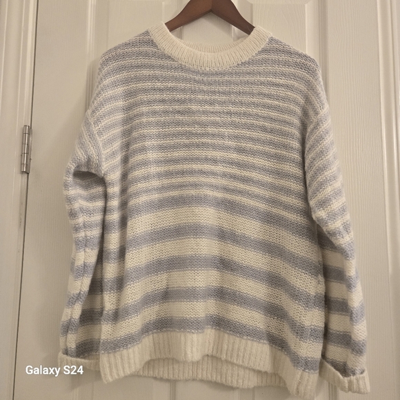 SanctuaryWomen's Fuzzy Long-Sleeve Tunic Sweater Size: Small - Picture 5 of 9